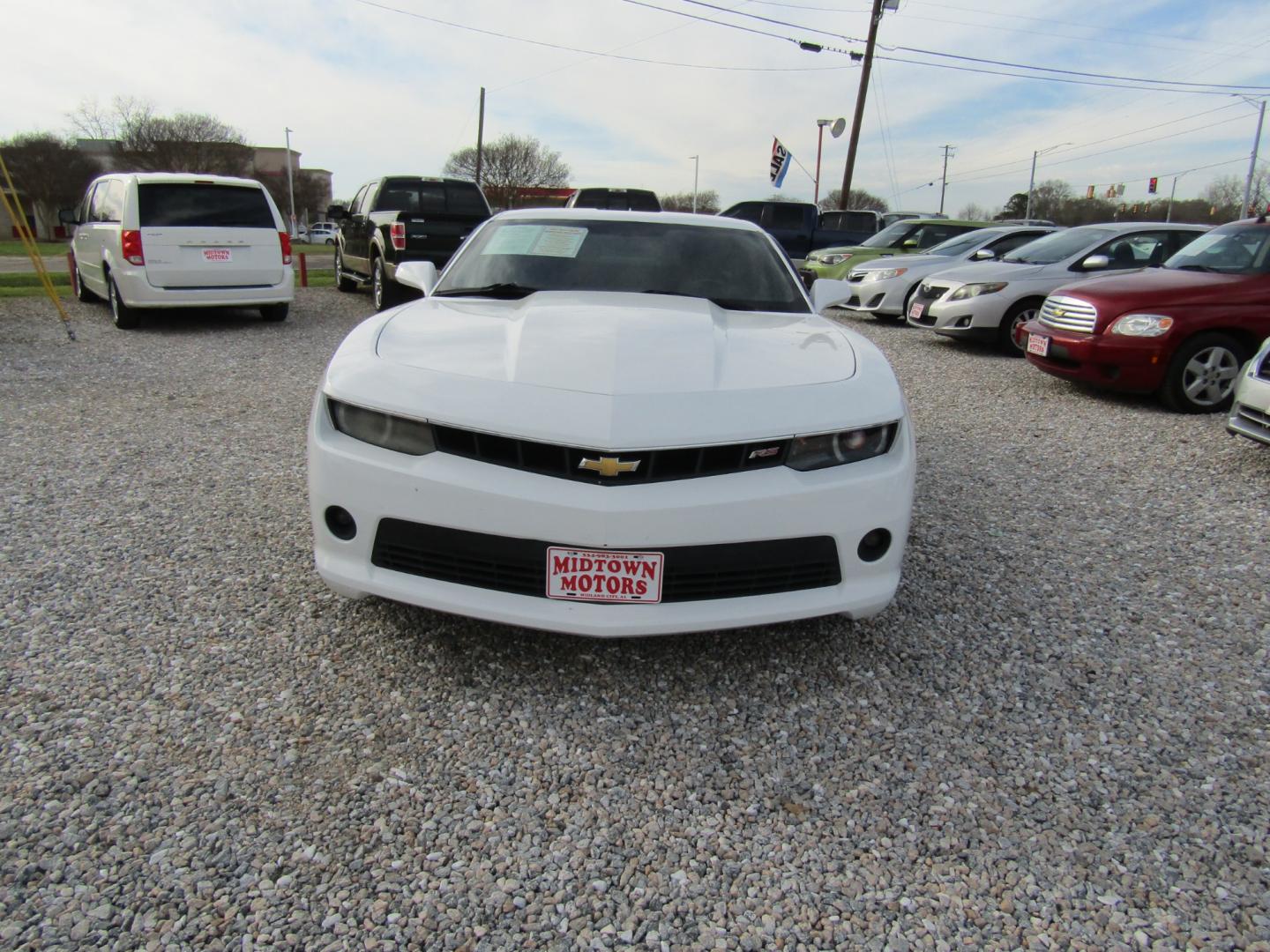 2014 White Chevrolet Camaro Coupe 1LT (2G1FB1E32E9) with an 3.6L V6 DOHC 24V FFV engine, Automatic transmission, located at 15016 S Hwy 231, Midland City, AL, 36350, (334) 983-3001, 31.306210, -85.495277 - Photo#1